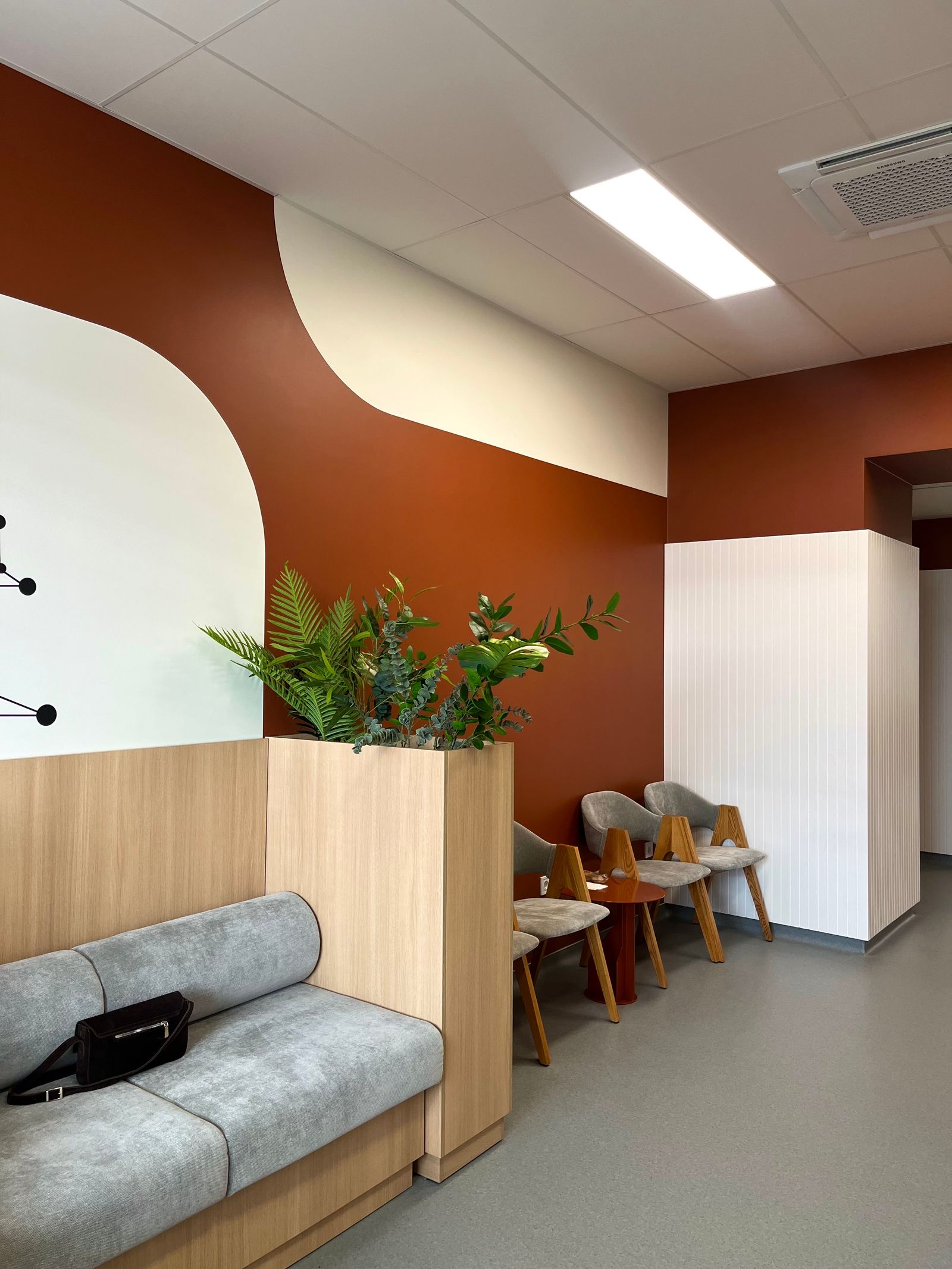 A modern waiting room with natural textures and daylight